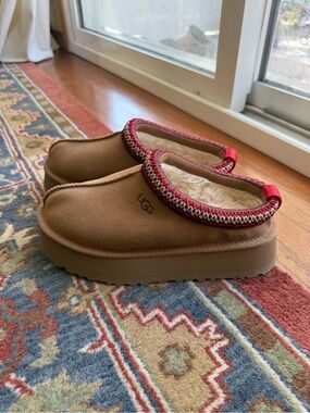 UGG Tasman Platforms Slippers Chestnut with Red Trim